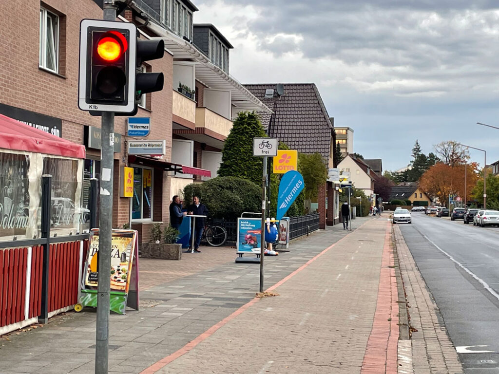 Ecke lltener Straße / Birkenweg (beim Eiscafé Dolomit): Die Planungen für diesen Abschnitt müssen noch überarbeitet werden. Insbesondere in Gruppen fahrende Schüler*innen müssen besser berücksichtigt werden.